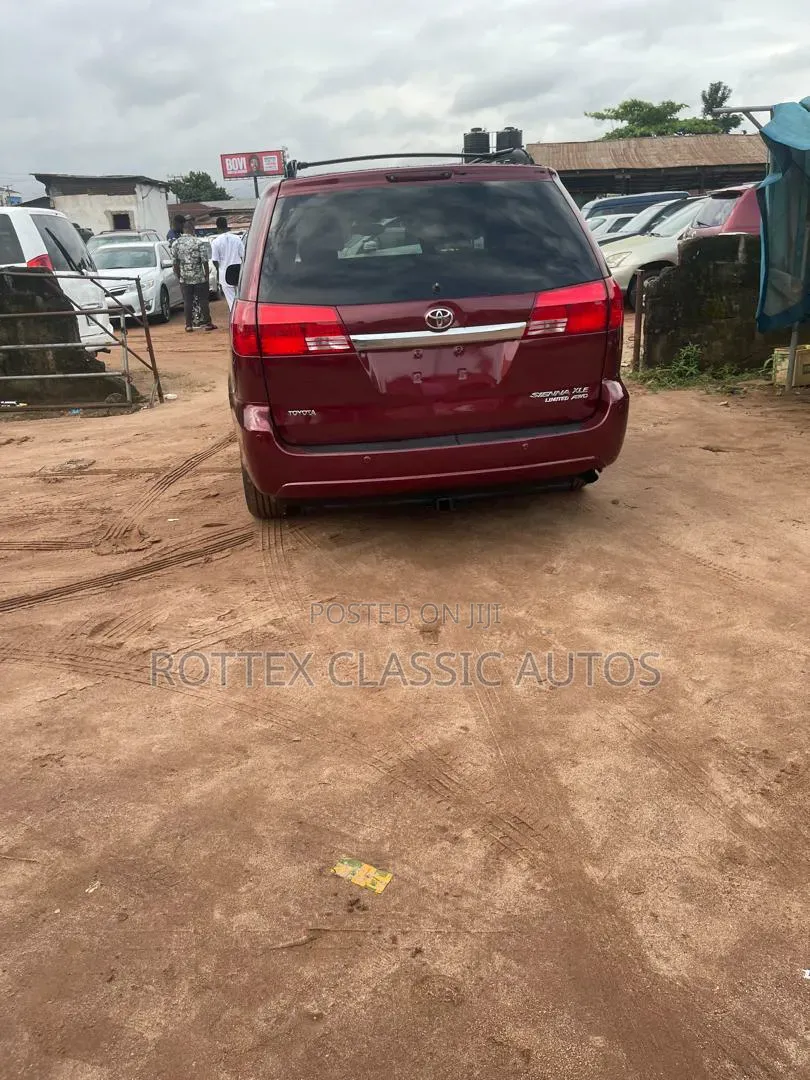 Toyota Sienna 2006 Red