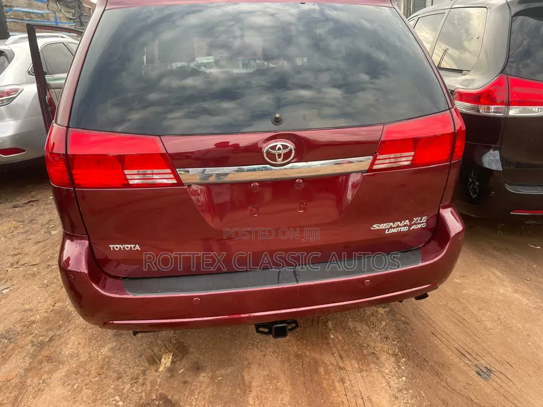 Toyota Sienna 2006 Red