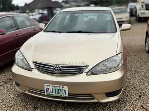 Toyota Camry LE 4dr Sedan (2.4L 4cyl 5A) 2005 Gold