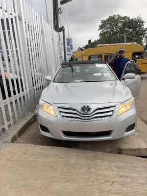 Toyota Camry LE 4dr Sedan (2.5L 4cyl 6A) 2011 Silver