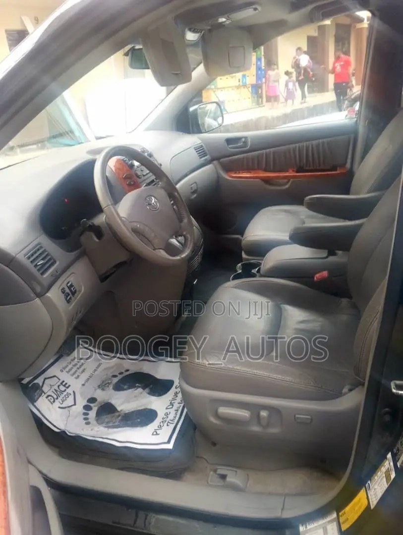 Toyota Sienna 2009 Gray