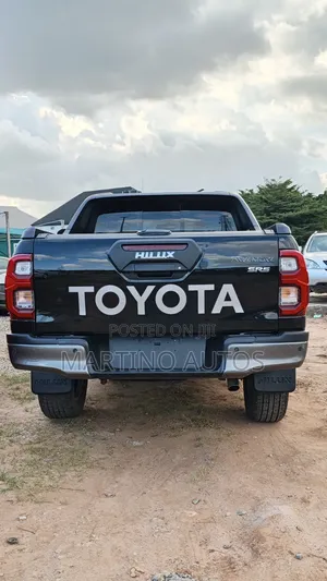 Toyota Hilux 2021 Black