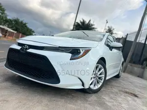 Toyota Corolla LE 2020 White