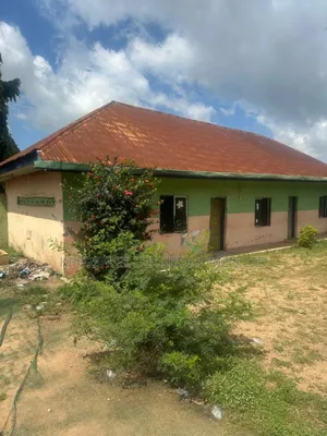 10bdrm House in On Its Own Compound, Lugbe District for sale