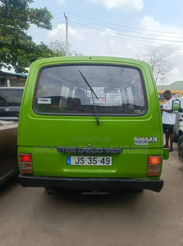 Nissan Caravan (Urvan) 1998 Green