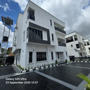 8bdrm Duplex in Naskaxe Court, Lugbe District for sale