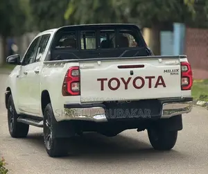 Toyota Hilux 2023 White