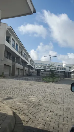 5bdrm Duplex in Chevron for rent