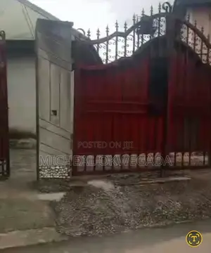 9bdrm Block of Flats in Uvwie for sale