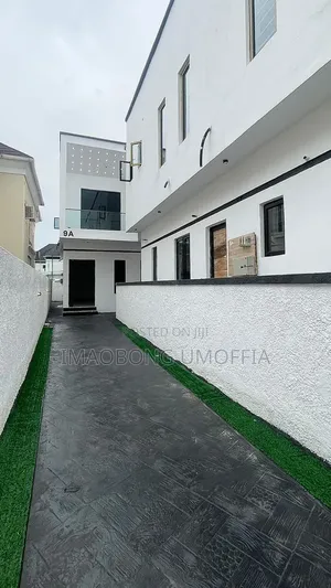 4bdrm Duplex in Chevron for sale