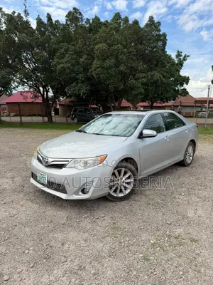 Toyota Camry XLE 4dr Sedan (2.5L 4cyl 6A) 2012 Silver