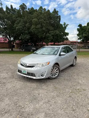 Toyota Camry XLE 4dr Sedan (2.5L 4cyl 6A) 2012 Silver