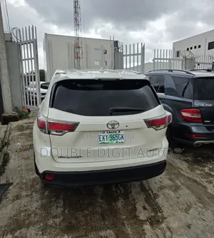Toyota Highlander LE 4dr SUV (3.5L 6cyl 6A) 2015 White