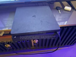 Clean Used Playstation 4 With 2 Pads 5 Games