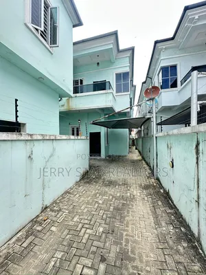 4bdrm Duplex in Chevron for sale