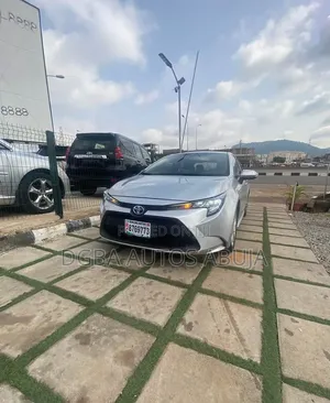 Toyota Corolla XLE 2021 Silver