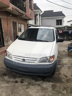 Toyota Sienna 2002 White