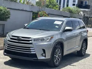 Toyota Highlander XLE 4x4 V6 (3.5L 6cyl 8A) 2018 Silver