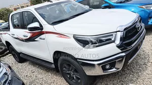 Toyota Hilux 2023 White