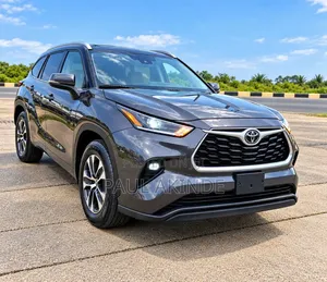 Toyota Highlander XLE 2022 Gray