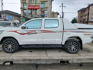 Toyota Hilux SR 2015 White