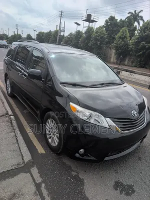 Toyota Sienna XLE 8 Passenger (3.5L 6cyl 6A) 2016 Black