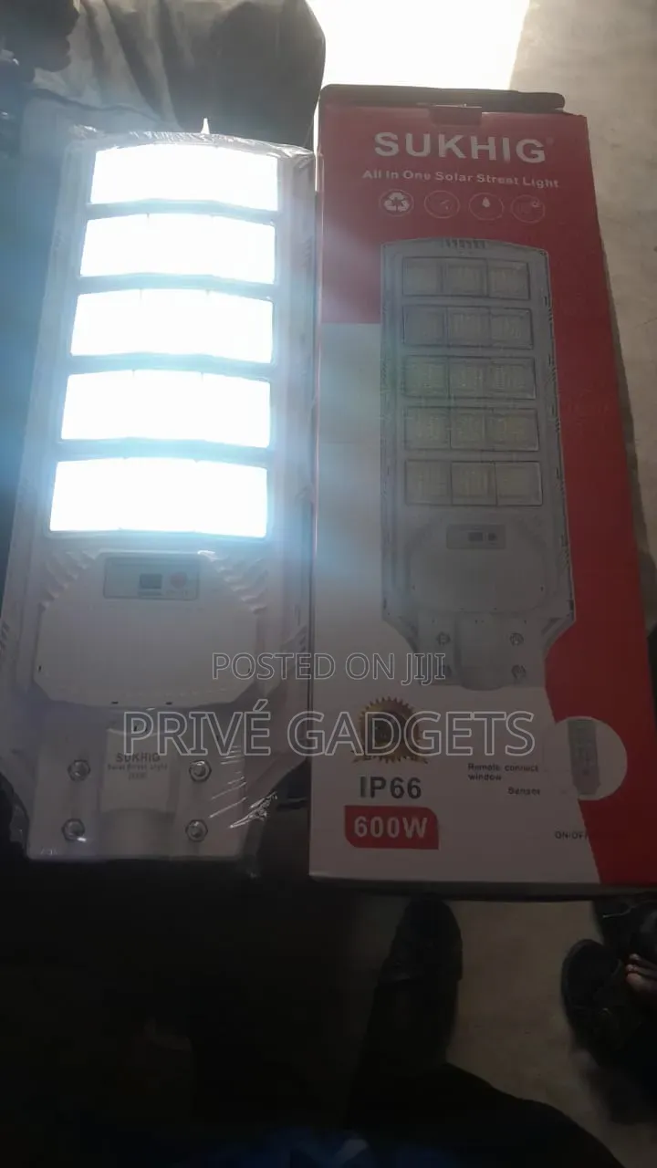 SUKHIG 600W Solar Powered Street Light