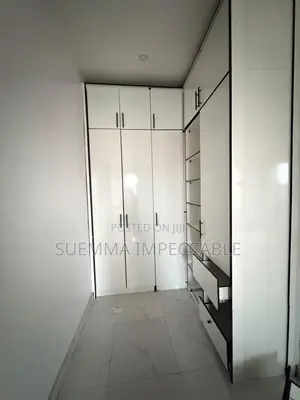 5bdrm Duplex in Chevron for rent