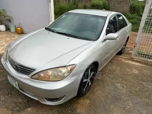 Toyota Camry LE 4dr Sedan (2.4L 4cyl 5A) 2005 Silver