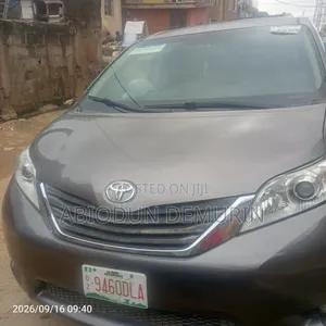 Toyota Sienna 2011 Silver