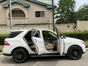 Mercedes-Benz M Class ML550 4MATIC 4dr SUV AWD (4.7L 8cyl Turbo 7A)