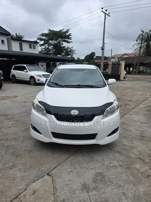 Toyota Matrix S Hatchback AWD (2.4L 4cyl 4A) 2010 White
