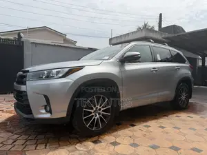 Toyota Highlander SE 4x4 V6 (3.5L 6cyl 8A) 2017 Silver
