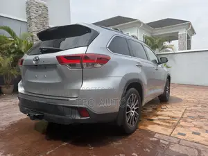Toyota Highlander SE 4x4 V6 (3.5L 6cyl 8A) 2017 Silver
