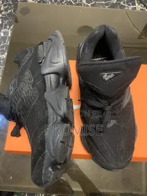 Black New Balance 9060