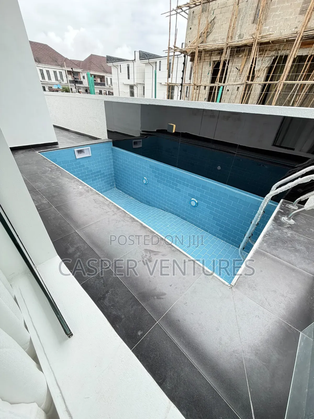 Colorful Studio Apartment With Pool Gym