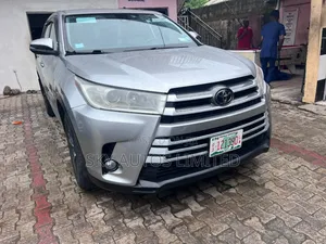 Toyota Highlander LE 4x4 V6 (3.5L 6cyl 8A) 2018 Silver