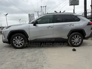 Toyota RAV4 LE 2021 Silver