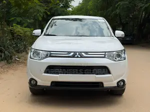 Mitsubishi Outlander SE (AWC) 2013 White