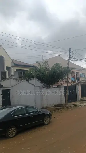 3bdrm Block of Flats in Ejigbo / Ejigbo for sale