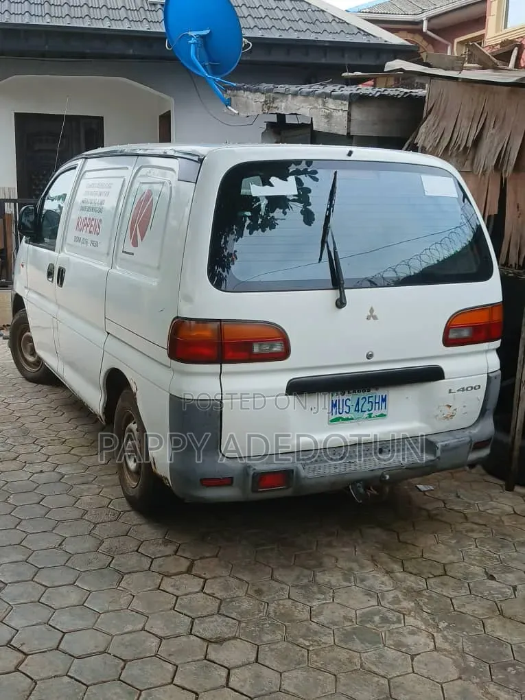 Mitsubishi L300 2005 White