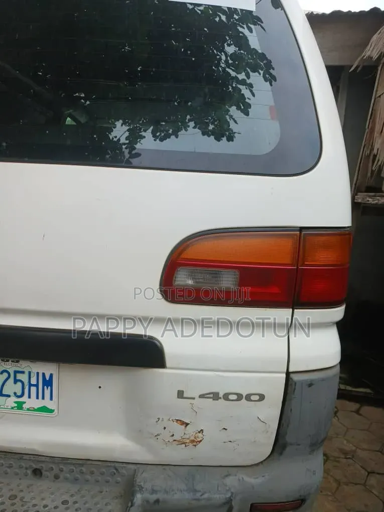 Mitsubishi L300 2005 White