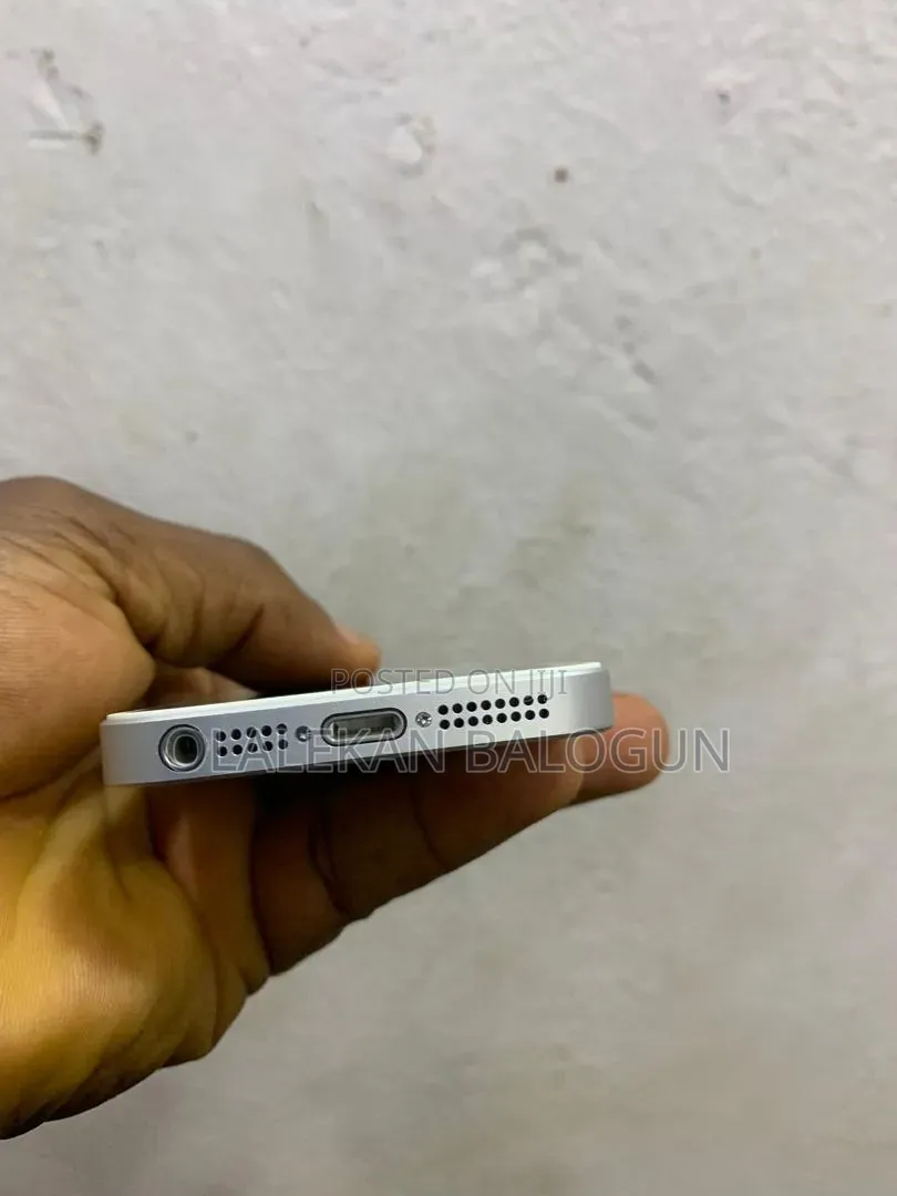 Apple iPhone SE 32 GB White