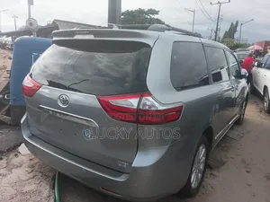 Toyota Sienna 2016 Silver