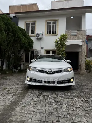 Toyota Camry SE 4dr Sedan (2.5L 4cyl 6A) 2013 White