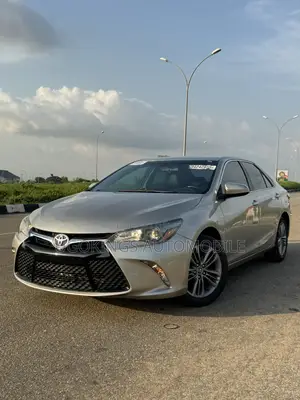 Toyota Camry SE 4dr Sedan (2.5L 4cyl 6A) 2015 Gold