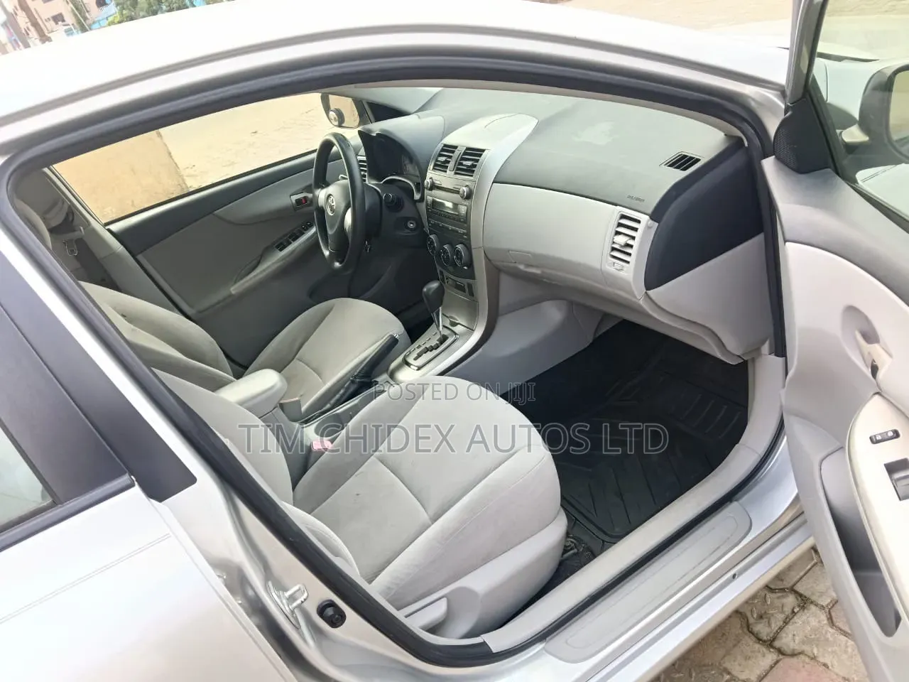 Toyota Corolla LE 4dr Sedan (1.8L 4cyl 4A) 2012 Gray