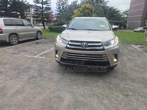 Toyota Highlander XLE 4dr SUV AWD (3.5L 6cyl 6A) 2015 Gold