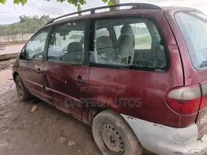Ford Galaxy 2000 Red