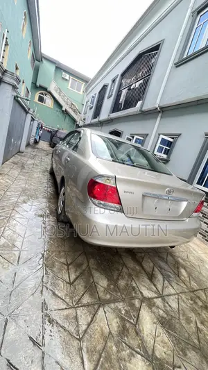 Toyota Camry LE 4dr Sedan (2.4L 4cyl 5A) 2005 Gold